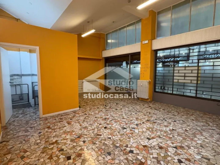 Negozio Buono, 90 mq, Bergamo — Galleria Fanzago – centro, Bergamo (BG)