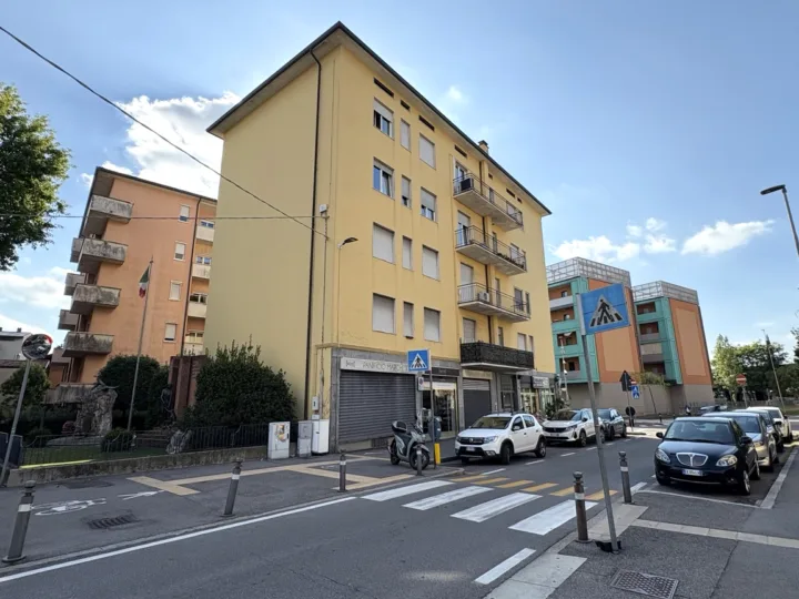 Bergamo ampio bilocale con balcone e ripostiglio pronto da abitare libero subito — 